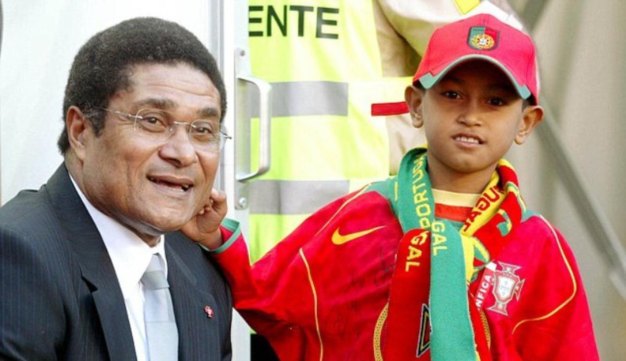 Martunis dengan legenda Portugal, Eusebio. (Reuters)