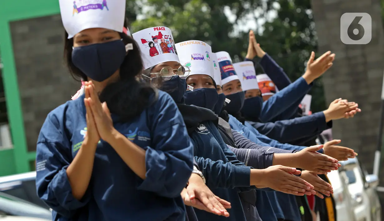 Mahasiswi Politeknik Kesehatan Jakarta III bertepuk tangan selama 56 detik pada Hari Kesehatan Nasional ke-56 di Jatiwarna, Bekasi, Jawa Barat, Kamis (12/11/2020). Kegiatan tersebut merupakan bentuk apresiasi terhadap tenaga medis yang berjuang selama pandemi COVID-19. (Liputan6.com/Herman Zakharia)