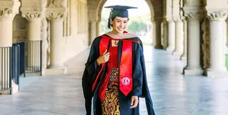 Membanggakan, Maudy menyelesaikan studi S1 di Oxford dan melanjutkan S2 di Stanford University. (@maudyayunda)