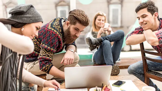 [Bintang] Editor Says: Millennials dan Lingkaran Setan Perilaku Konsumtif