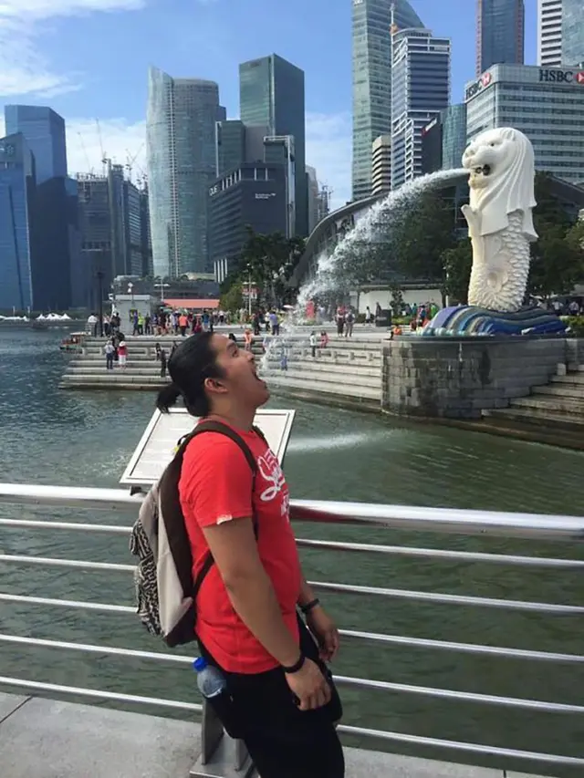 8 Potret Kocak Orang saat Foto Bersama Patung Ini Bikin Geleng Kepala