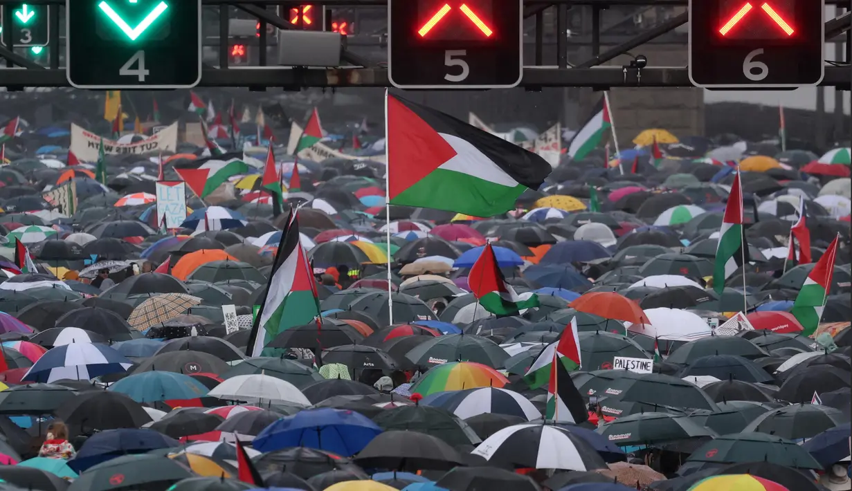 Para demonstran berbaris melintasi Jembatan Pelabuhan Sydney, Australia, dalam sebuah aksi unjuk rasa untuk mendukung warga Palestina, pada 3 Agustus 2025. (DAVID GRAY/AFP)