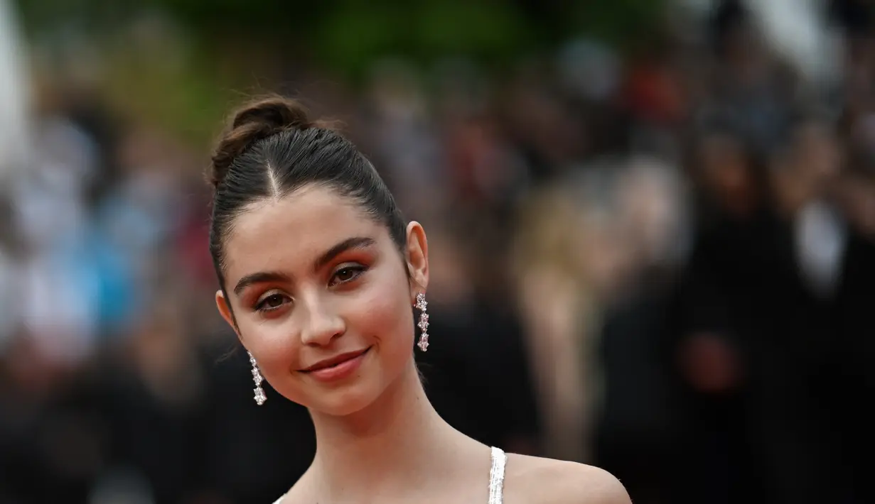 Carys menata rambut cokelatnya dengan sanggul sederhana dengan bagian tengah. (AFP/LOIC VENANCE)