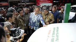 Menteri Perindustrian (Menperin) Agus Gumiwang menyaksikan produk otomotif  saat pembukaan Gaikindo Indonesia International Auto Show (GIIAS) 2026 di Tangerang, Banten, Kamis (30/7/2026). (KLY/Budy Santoso)
