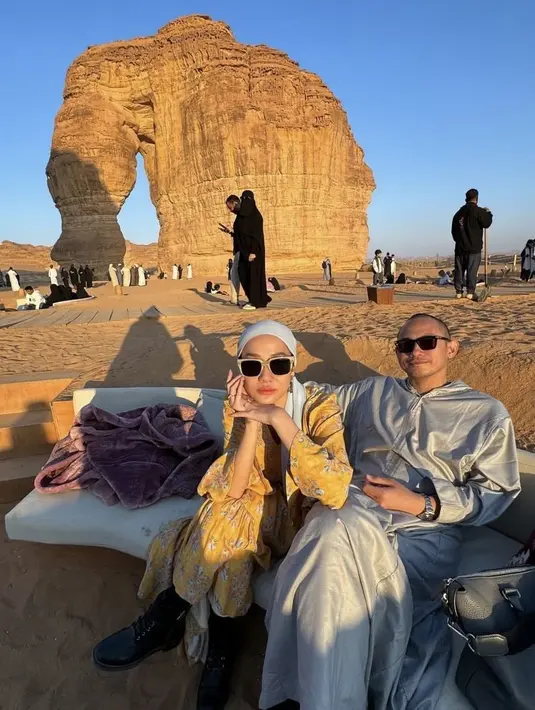 BCL tampil mengenakan dress kuning motif bunga dipadukan kerudung baby blue model turban. Sedangkan, Tiko dibalut gamis jubah warna silver. [@itsmebcl]