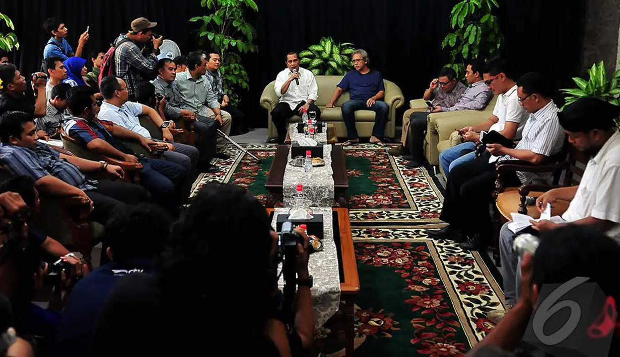 Menteri Marwan Jafar menjelaskan keinginannya untuk menjadikan Iwan Fals sebagai Duta Desa, Depok, Selasa (16/12/2014). (Liputan6.com/Johan Tallo)