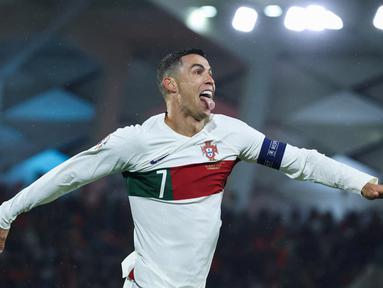 Penyerang Portugal, Cristiano Ronaldo merayakan setelah mencetak gol pertama timnya ke gawang Luksemburg selama pertandingan grup J kualifikasi Euro 2024 di Stade de Luxembourg, di Luksemburg, Senin, 26 Maret 2023. (AFP/Kenzo TRIBOUILLARD)