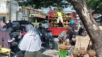 Stok LPG 3 kilogram langka di Kota Kendari, para pembeli mengantri dan berebutan di pangkalan saat pertamina mendistribusikan tabung gas yang sudah mengalami kenaikan harga sejak pekan lalu.