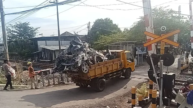 Evakuasi mobil mewah dari reruntuhan bangunan  Pondok Pesantren Al Khoziny, Buduran, Sidoarjo, Jawa Timur.