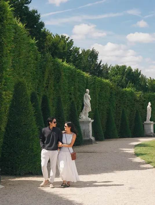 Potret lainnya memperlihatkan Amanda dan Adriel tampil serasi kenakan busana minimalis warna netral. Amanda dengan sleeveless a-line dress putih, sementara Adriel dengan kemeja panjang hitam dan long pants putih. [@amandarawles].
