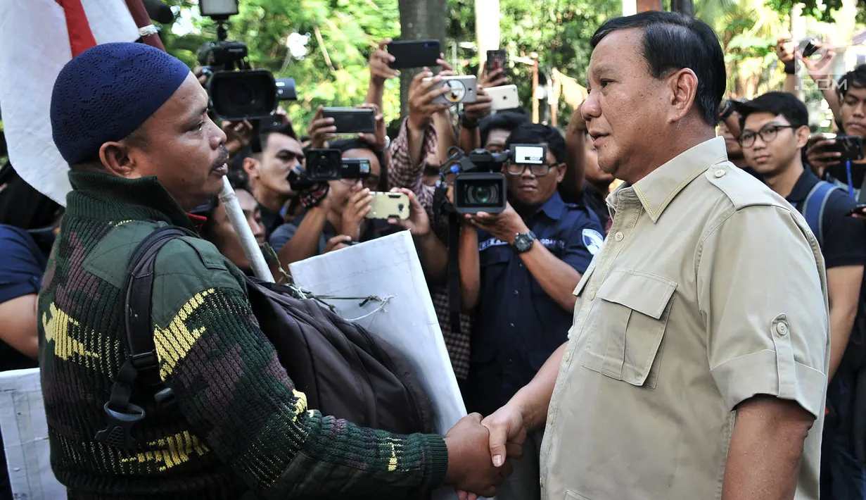 Rahman bersalaman dengan Prabowo Subianto di Kantor BPN Prabowo-Sandi, Kertanegara, Jakarta (20/12). Rahman menemui Calon Presiden nomor urut 02 Prabowo Subianto untuk memberikan dukungan pada Pilpres 2019. (Merdeka.com/Iqbal S. Nugroho)