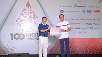 Chief Executive Officer Smartfren, Andrijanto Muljono menyerahkan hasil donasi kepada Sekretaris Umum Yayasan Buddha Tzu Chi, Hong Tjhin di Damai Indah Golf PIK, Minggu (10/9).