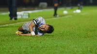Pemain Arema FC, Gian Zola, mengerang kesakitan saat berhadapan dengan Persikabo 1973 dalam lanjutan Piala Presiden 2022 di Stadion Kanjuruhan, Malang, Minggu (19/6/2022). (Bola.com/Iwan Setiawan)