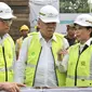 Menhub Budi Karya Sumadi (kedua kiri), Menteri PUPR Basuki Hadimuljono (kedua kanan), dan Menteri BUMN Rini Soemarno saat meresmikan pembangunan proyek rumah susun dengan konsep Transit TOD di Jakarta, Selasa (15/8). (Liputan6.com/Yoppy Renato)