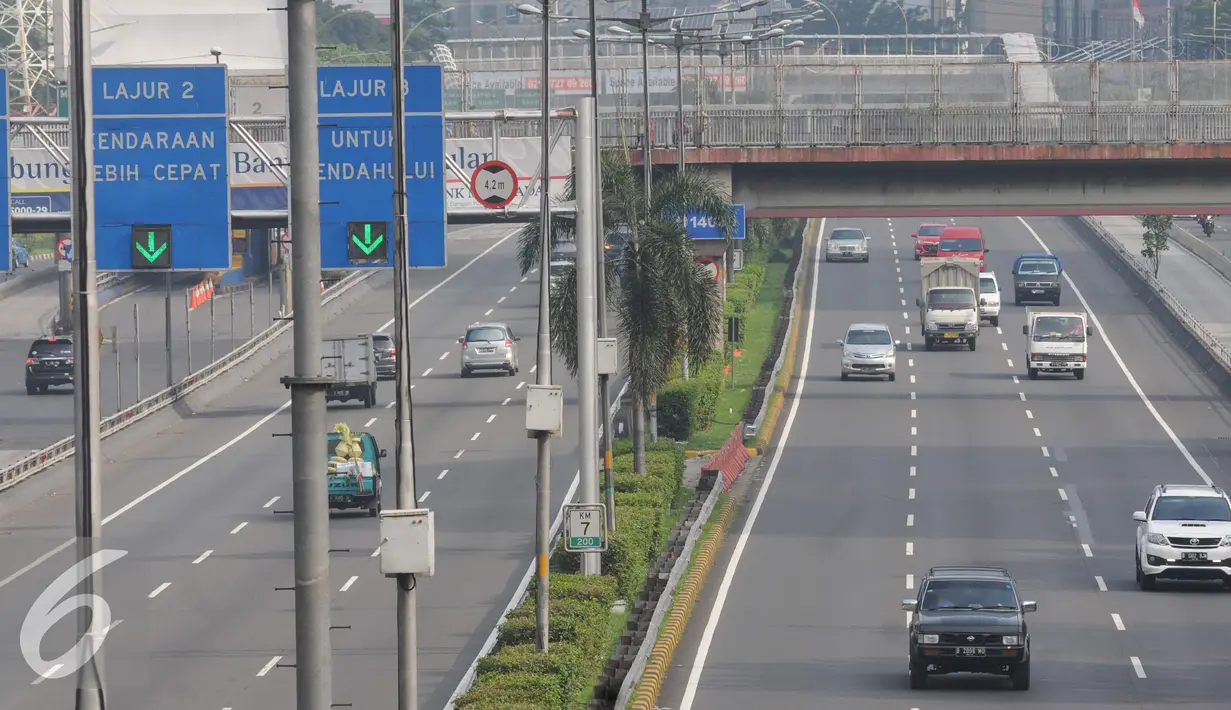 Sejumlah ruas jalan di Jakarta tampak lengang saat unjuk rasa besar-besaran terjadi di Jakarta, Jumat, (4/11). Aksi Damai 4 November ini terkait dugaan penistaan agama oleh Basuki `Ahok` Tjahaja Purnama. (Liputan6.com/Helmi Afandi) 