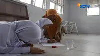 Kondisi ini membuat para siswa tidak nyaman. Terlebih selama proses mengajar, mereka harus duduk di lantai sejak pagi hingga siang hari.