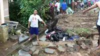 Pagar runtuh lantaran diduga tak mampu menahan luapan air yang berasal dari lahan kosong (Liputan6.com/Achmad Sudarno)