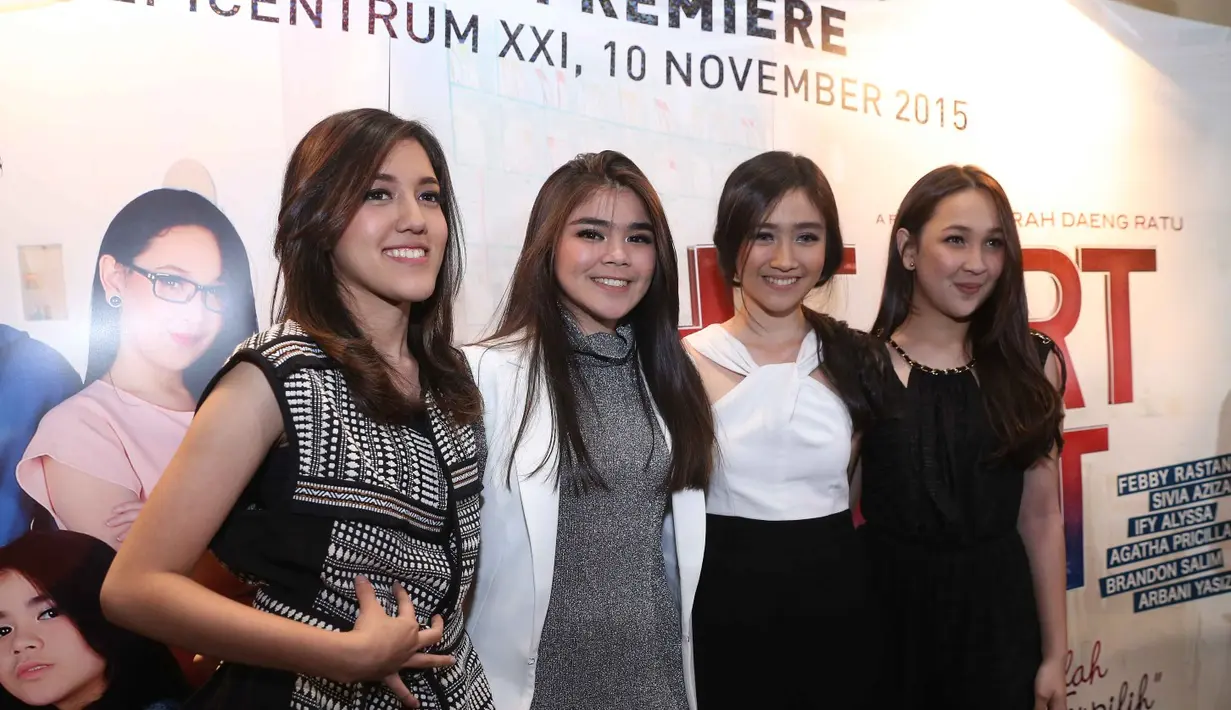 Membintangi film, sinetron dan iklan tidak menjadikan girlband Blink lupa terhadap bidang yang sudah melambungkan nama mereka di panggung hiburan. (Nurwahyunan/Bintang.com)