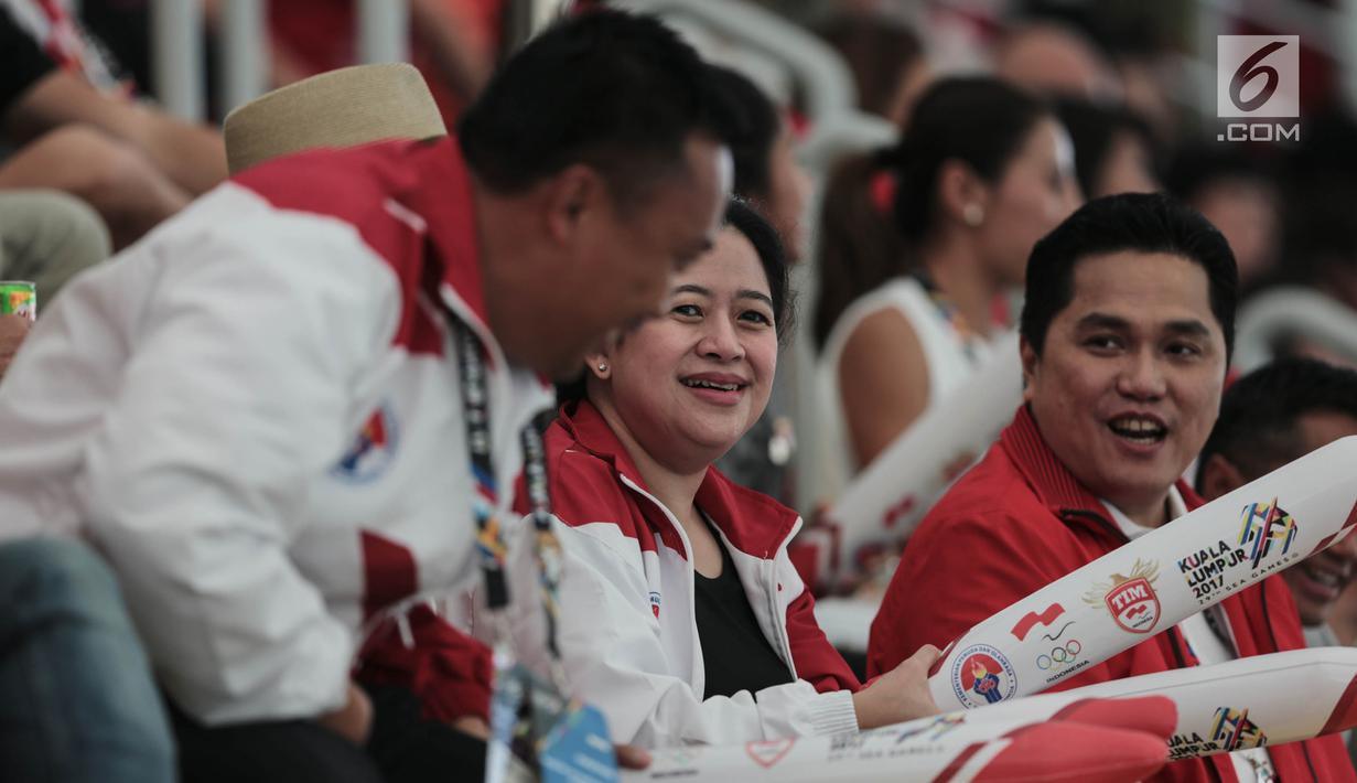 Menko PMK Puan Maharani dan Ketua Komite Olimpiade Indonesia (KOI), Erick Tohir menyaksikan jalannya pertandingan polo air putra Indonesia melawan Filipina di National Aquatic Centre, Kuala Lumpur, Minggu (20/8). (Liputan6.com/Faizal Fanani)