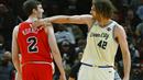 Pebasket Chicago Bulls, Luke Kornet, berbincang dengan pebasket Milwaukee Bucks, Robin Lopez, pada laga NBA di United Center, Selasa (31/12/2019). Milwaukee Bucks menang 123-102 atas Chicago Bulls. (AP/Matt Marton)
