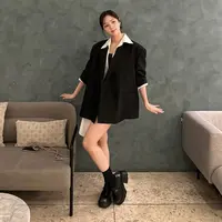 Di akun media sosialnya, Chae Soo Bin kerap tampil mengenakan blazer dengan gaya kasual. Misalnya saja ia mengenakan blazer hitam oversize dipadukan inner kemeja putih. Ia mengenakan kaos kaki hitam senada dengan sepatu berhaknya. [@soobinms]