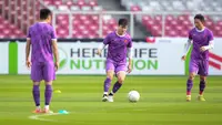 Pemain Timnas Vietnam, Do Duy Manh melakukan latihan resmi menjelang laga semifinal Piala AFF 2022 melawan Timnas Indonesia yang berlangsung di Stadion Utama Gelora Bung Karno (SUGBK), Jakarta, Kamis (05/01/2023). (Bola.com/Bagaskara Lazuardi)