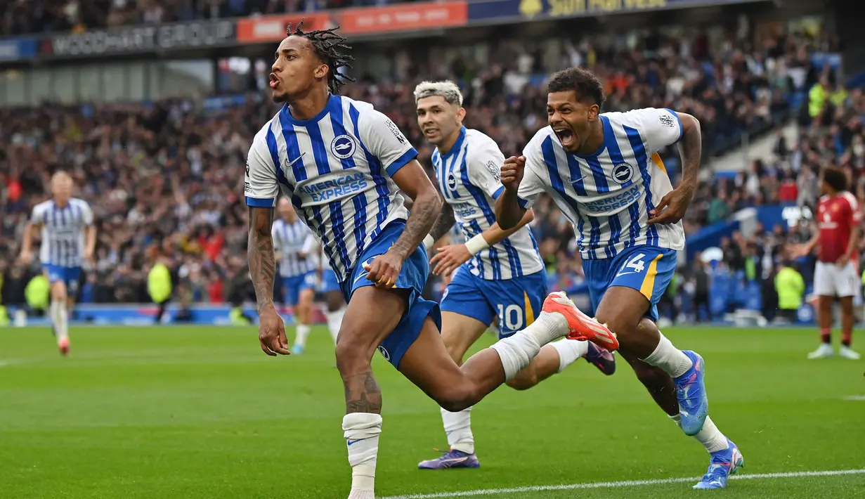 Pemain Brighton & Hove Albion, Joao Pedro, melakukan selebrasi setelah berhasil mencetak gol kemenangan saat melawan Manchester United pada laga Liga Inggris di Stadion American Express, Sabtu (24/8/2024). (AFP/Glyn Kirk)