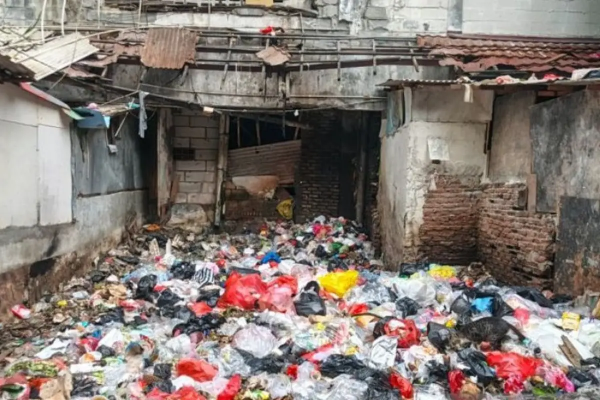 Kondisi sampah di kawasan Rusunawa Angke, Tambora, Jakarta Barat, Senin 6 April 2026.