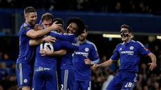 Pemain Chelsea merayakan gol yang dicetak Eden Hazard ke gawang Manchester City dalam laga putaran kelima Piala FA di Stadion Stamford Bridge, London, Minggu (21/2/2016) malam WIB. (AFP/Adrian Dennis)