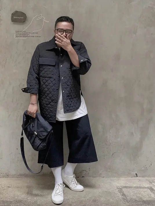 Tampil manokorom dengan jaket dsn celana hitam. Kaos kaki yang terlihat dan sepatu putih pun menjadi point dalam tampilannya. (@geofannytambunan)