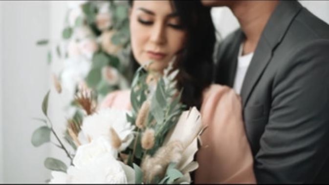 Kevin Aprilio dan Vicy Melanie tampil elegan saat prewedding. (Sumber: Instagram/@moirevideo