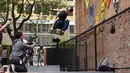 Aksi legenda skateboard Tony Hawk saat bermain di skate park Wayfinding di pusat kota Detroit (15/8). Taman skateboard ini  oleh Tony Hawk dan Ryan McGinness. (Tanya Moutzalias/Ann Arbor News-MLive.com Detroit via AP)