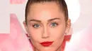 Ekspresi Penyanyi dan artis Hollywood, Miley Cyrus saat tiba menghadiri pemutaran perdana film "Isn't It Romantic" di Los Angeles (11/2). (AFP Photo/Jean-Baptiste Lacroix)