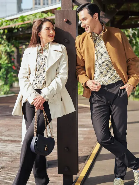 Bedanya, Donna pilih lapisi dengan coat blazer beige. Sementara Darius pilih kenakan jaket warna cokelat [@dagnesia]