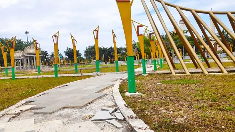 Kondisi taman kota Bangkinang, Kabupaten Kampar, setelah direnovasi dengan anggaran miliaran rupiah.