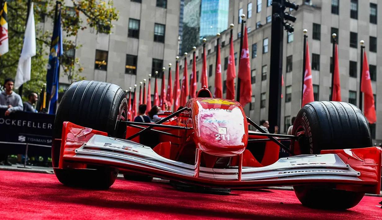 Mobil mantan pembalap Ferrari F1, Michael Schumacher saat dipamerkan di perayaan ulang tahun Ferrari ke-70 di Rockefeller Plaza, New York, AS (8/10). Rencananya mobil  balap tersebut akan dilelang pada November mendatang. (AFP Photo/Jewel Samad)