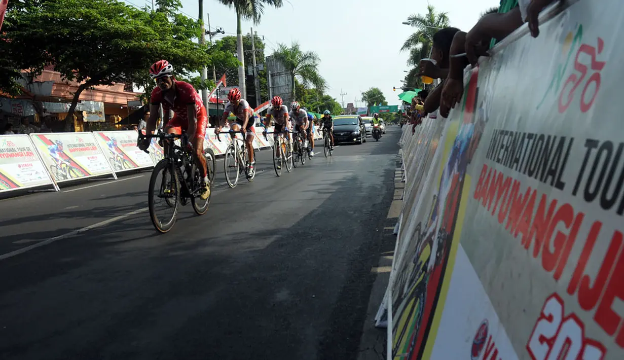 Hossein Askari (depan) sempat memimpin etape keempat Internasional Tour De Banyuwangi Ijen 2014 sebelum dikalahkan Mehdi Sohrabi (Tabriz Petrochemical Team), (19/10/2014).  (Liputan6.com/Helmi Fithriansyah) 