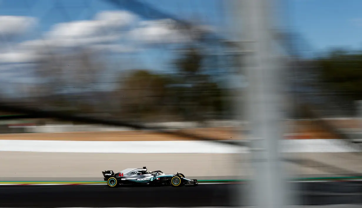 Pembalap Mercedes Lewis Hamilton memacu mobilnya saat sesi pengujian pramusim di Sirkuit de Catalunya, Spanyol (6/3). (AP Photo / Manu Fernandez)