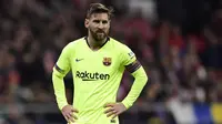 Ekspresi Striker Barcelona, Lionel Messi, saat melawan Atletico Madrid pada laga La Liga di Stadion Wanda Metropolitano, (24/10/2018). (AFP/Javier Soriano)