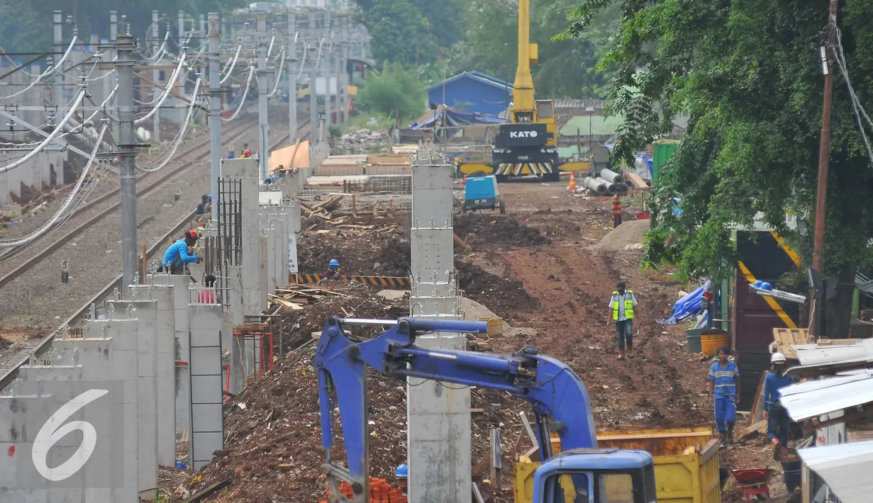 Suasana pembangunan proyek jalur kereta menuju bandara Soetta di kawasan Sudirman, Jakarta, Senin (21/11). PT KAI menargetkan jalur kereta menuju bandara Soetta akan rampung pada Semester I 2017 atau sekitar Juni-Juli 2017. (Liputan6.com/Angga Yuniar)