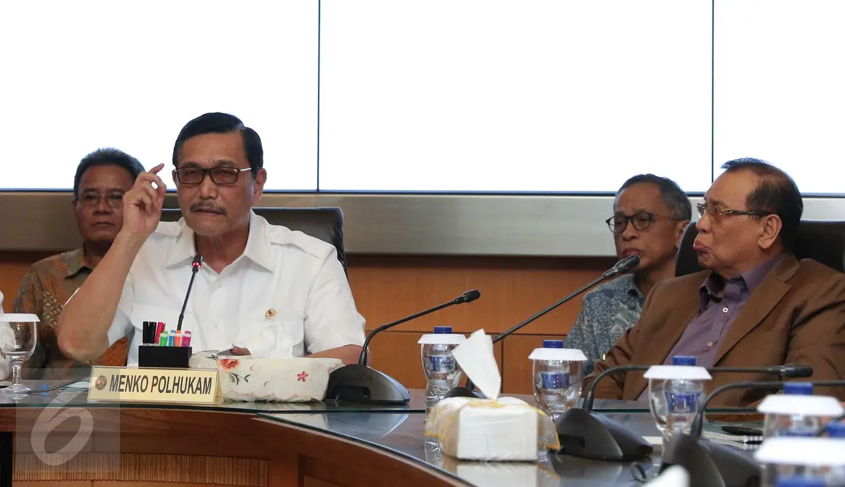 Menko Polhukam Luhut Pandjaitan (kiri) saat konferensi pers di kantor Kementerian Koordinator Polhukam di Jakarta, (11/12). Luhut menampik keterlibatan dirinya atas kasus papa minta saham yang menyangkut Setya Novanto. (Liputan6.com/Angga Yuniar)