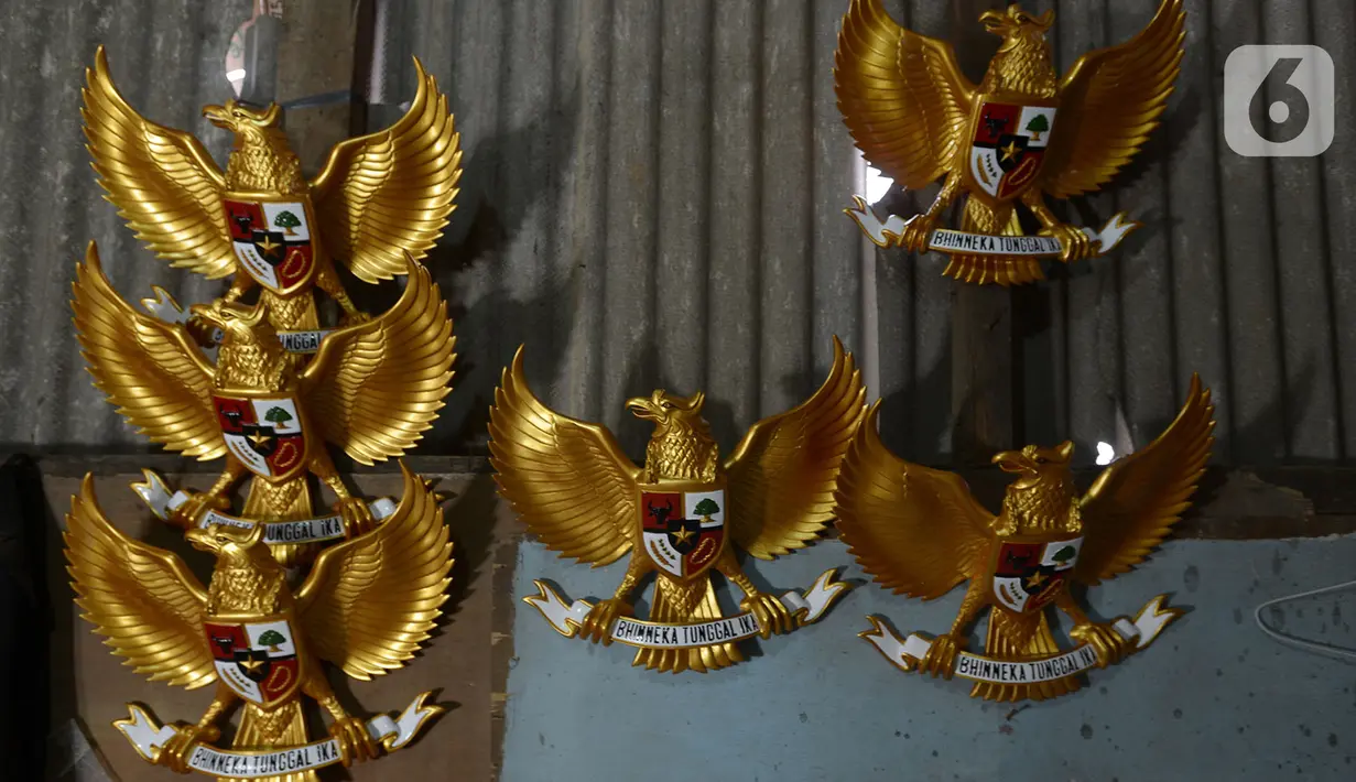 Sejumlah kerajinan lambang Garuda Pancasila di bengkel rumahan, Jakarta, Kamis (13/8/2020). Menko bidang Perekonomian Airlangga Hartanto memaparkan anggaran Pemulihan Ekonomi Nasional (PEN) dalam bentuk bantuan bagi UMKM tercatat Rp32,5 triliun per 3 Agustus 2020. (merdeka.com/Imam Buhori)