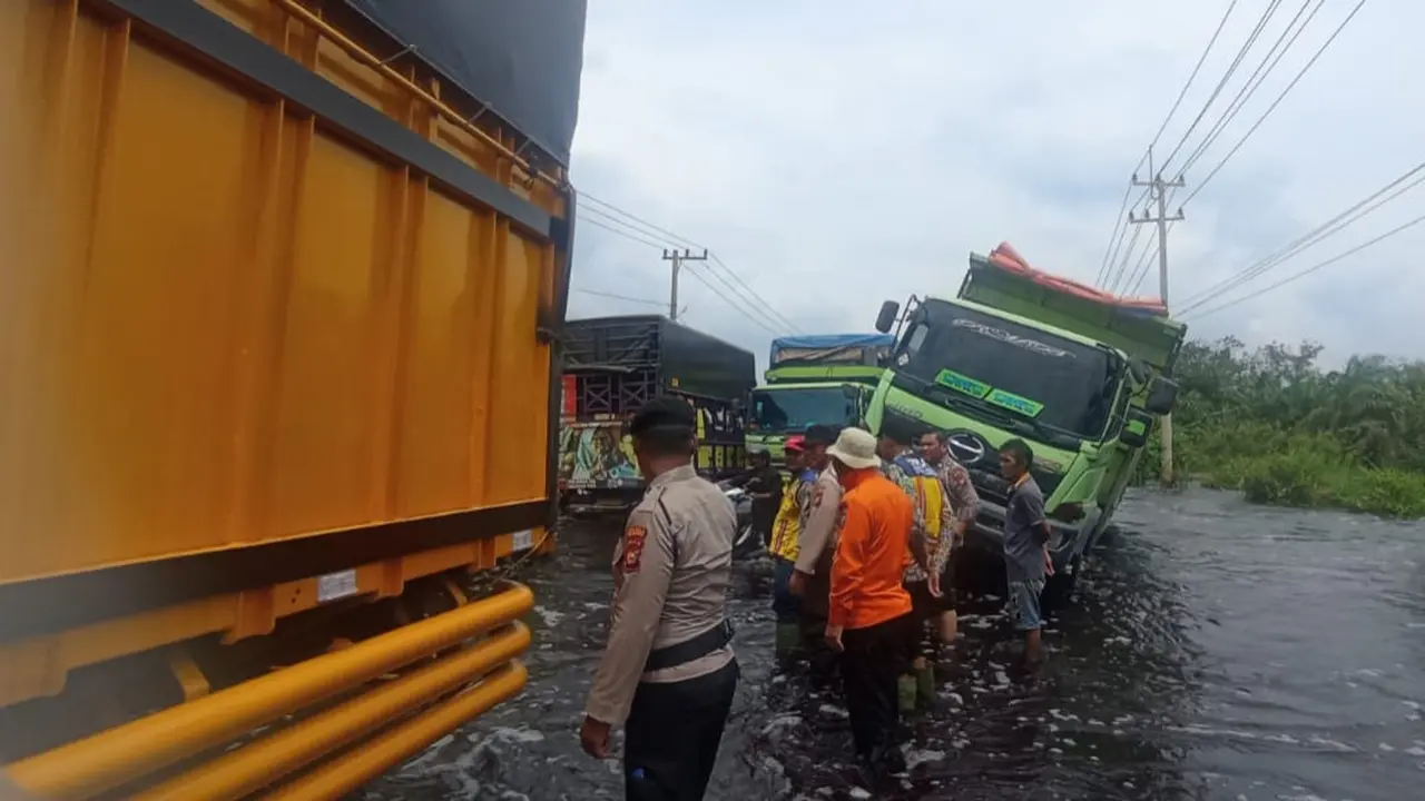 Kondisi Jalan Lintas Timur Sumatra yang terendam banjir.