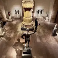 Mengunjungi museum di malam hari tak kalah menyenangkan dibandingkan di siang hari. (Instagram.com/@metmuseum)