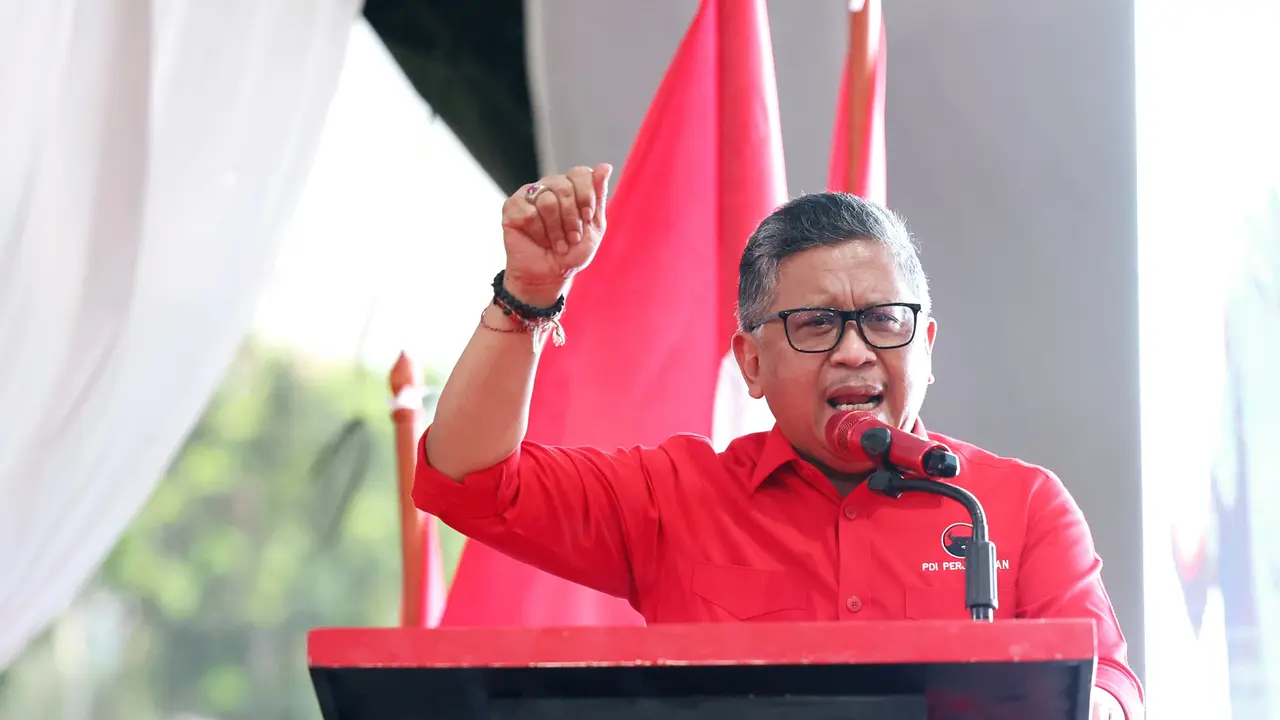 Sekretaris Jenderal (Sekjen) PDI Perjuangan (PDIP) Hasto Kristiyanto saat safari politik dan konsolidasi di kantor DPC PDIP Tangerang Selatan, Banten, Senin (11/12/2023).