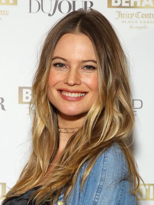 Behati tampil percaya diri dengan senyuman yang khas terpancar dari raut wajahnya. (AFP/Bintang.com)