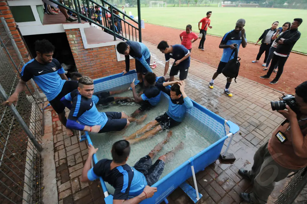 Sejumlah pemain timnas Indonesia menjalani terapi air dingin. Terapi air dingin dilakukan pemain timnas Indonesia untuk mencegah cedera otot usai berlatih di lapangan SPH Karawaci, Tangerang (17/11/2014). (Liputan6.com/Helmi Fithriansyah)