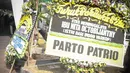 Karangan bunga dari komedian Parto Patrio atas meninggalnya istri Indro Warkop, Nita Octobijanthy terpajang di rumah duka kawasan Pulo Mas, Jakarta, Rabu (10/10). Istri Indro Warkop meninggal akibat kanker paru-paru stadium 4. (Liputan6.com/Faizal Fanani)