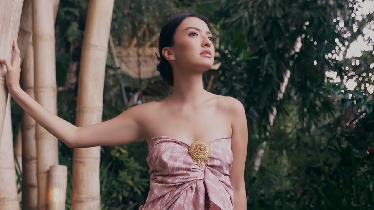 7 Gaya Raline Shah saat Lakukan Pemotretan dengan Kain Nusantara, Menawan