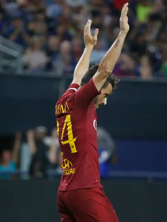 Gelandang AS Roma, Alessandro Florenzi berselebrasi usai mencetak gol ke gawang Barcelona pada pertandingan International Champions Cup (ICC) di AT & T Stadium di Arlington, Texas (31/7). Roma menang telak 4-2 atas Barcelona. (AP Photo/Michael Ainsworth)